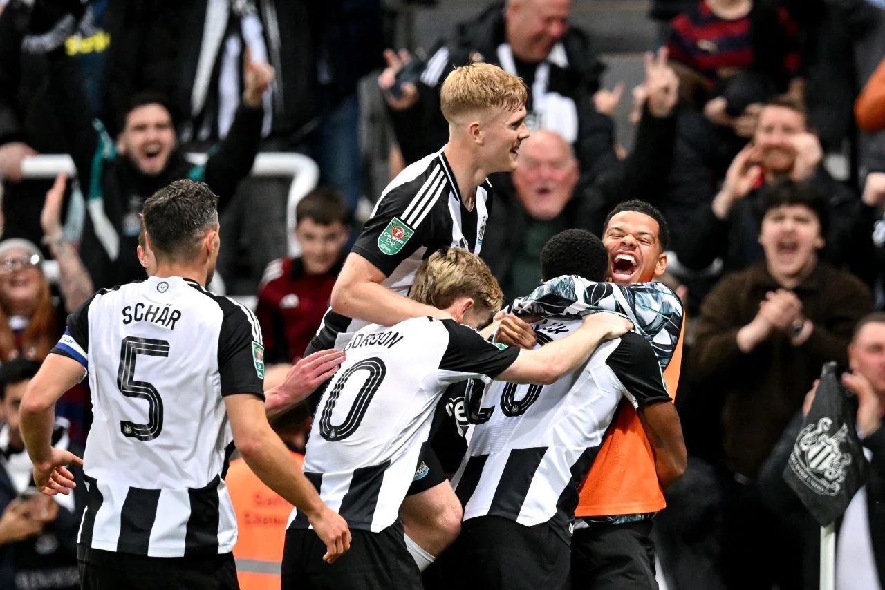 Chelsea Tersungkur 0-1 dari Newcastle: Kontroversi Huddle Pra-Pertandingan dan Kritik Pedas Rosenior & Neville