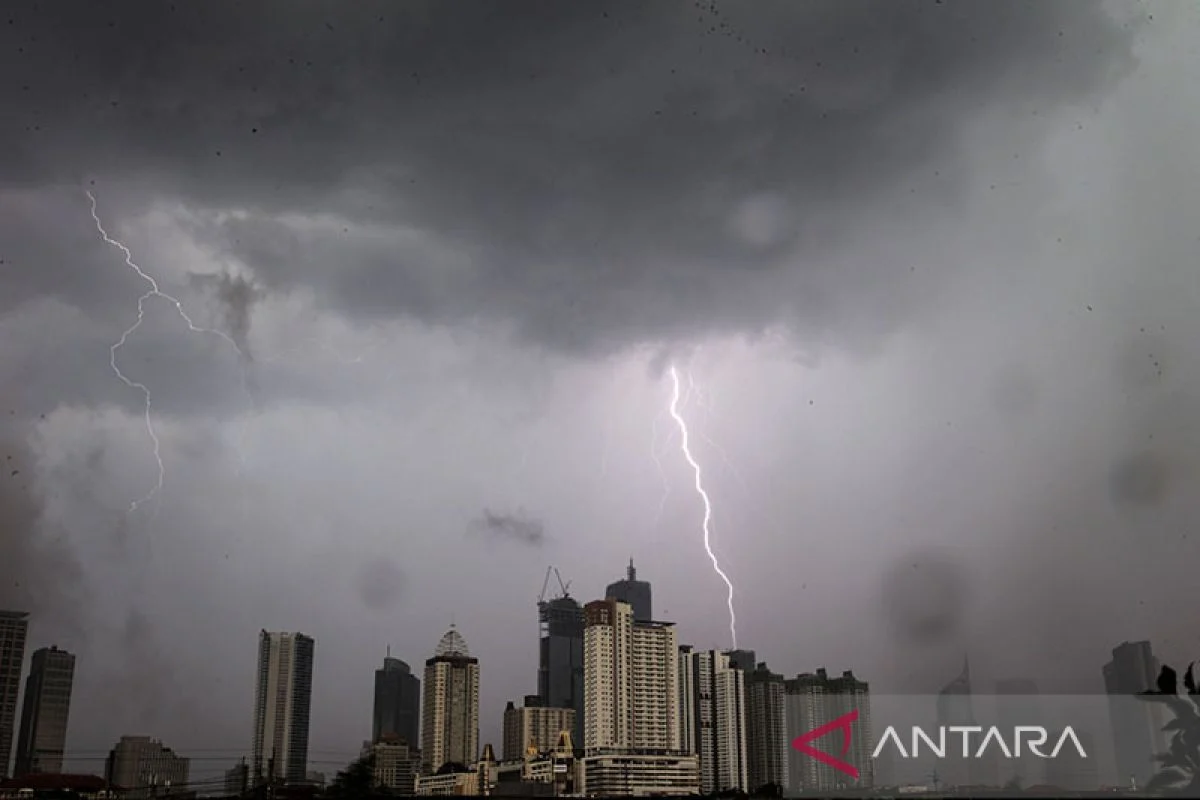Cuaca Ekstrem Hari Ini: Hujan Lebat, Petir, dan Angin Kencang Mengguyur Ribuan Wilayah di Indonesia