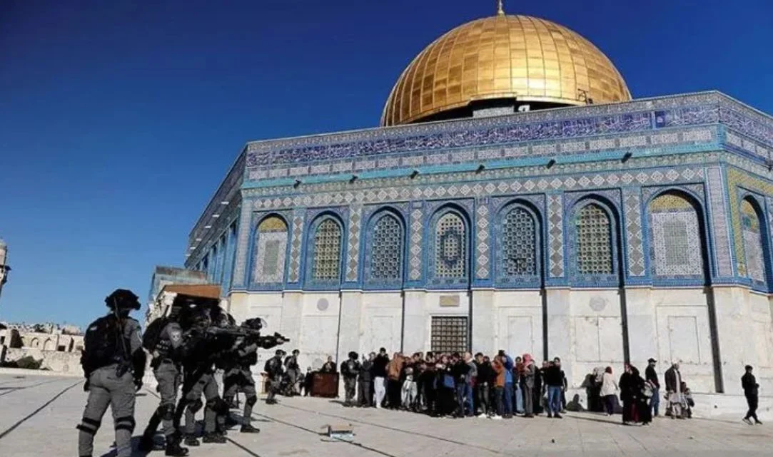 Detik-Detik Warga Palestina Dilempar Granat Saat Salat Idul Fitri di Masjid Al-Aqsa, Kejadian Mengguncang Dunia