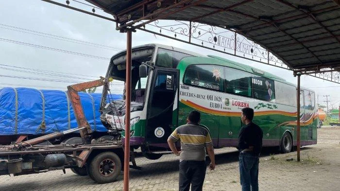 Detik Mencekam: Minibus Tabrakan dengan Restoran di Gading Serpong, Puluhan Pengunjung Terluka Parah