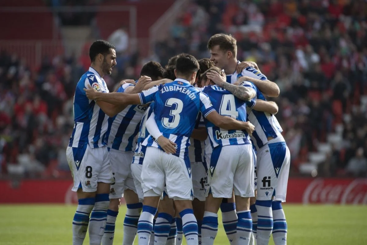 Drama di Ibercaja: Real Zaragoza Mengalahkan Almería 2-0 dan Pelatihnya Minta Maaf atas Kontroversi Mikrofonnya