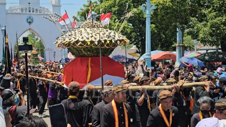 Grebeg Syawal Solo Memukau: Gunungan Hasil Bumi Ludes dalam Sekejap, Warga Bergembira