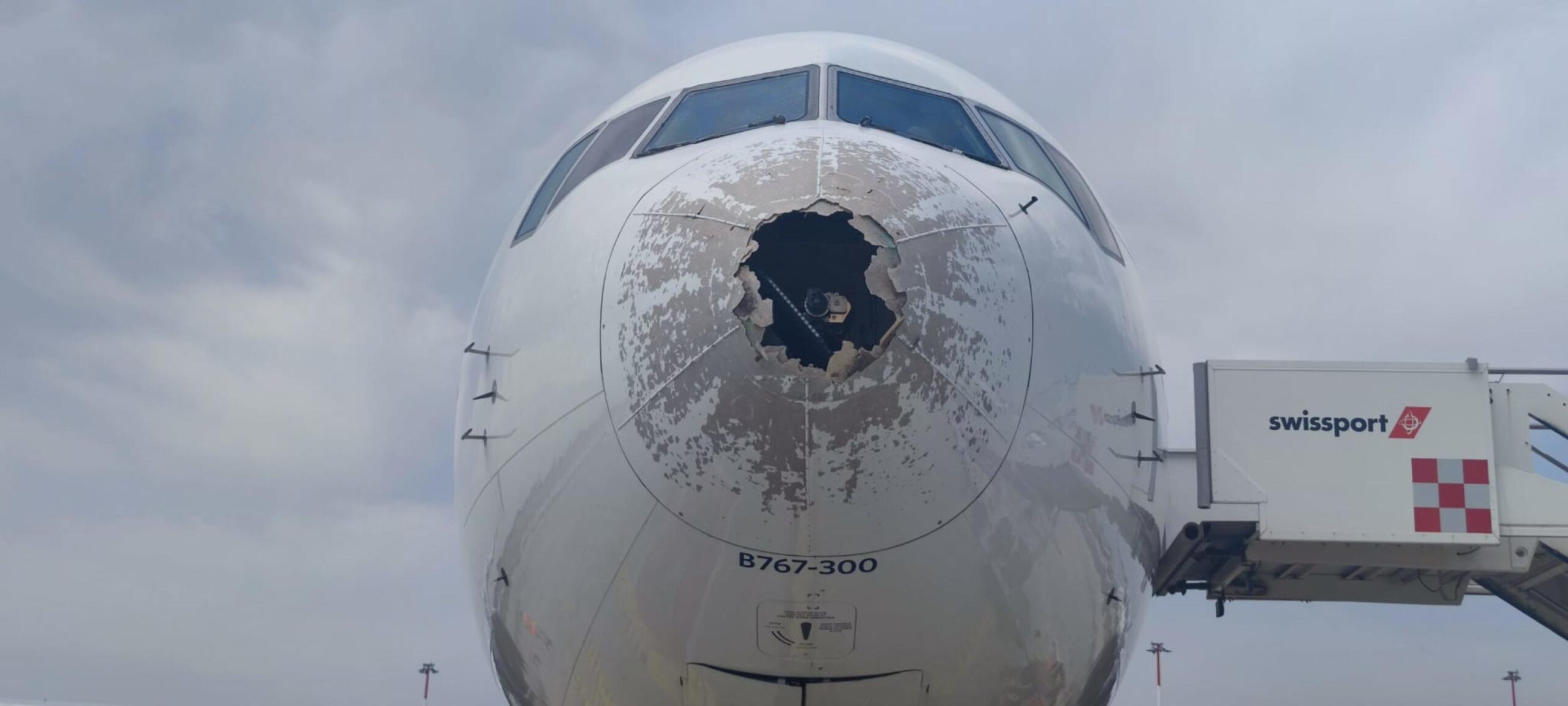 Insiden Burung di St. Louis: Boeing 717 Delta Alami Kerusakan Mesin dan Tertahan Beberapa Hari untuk Perbaikan