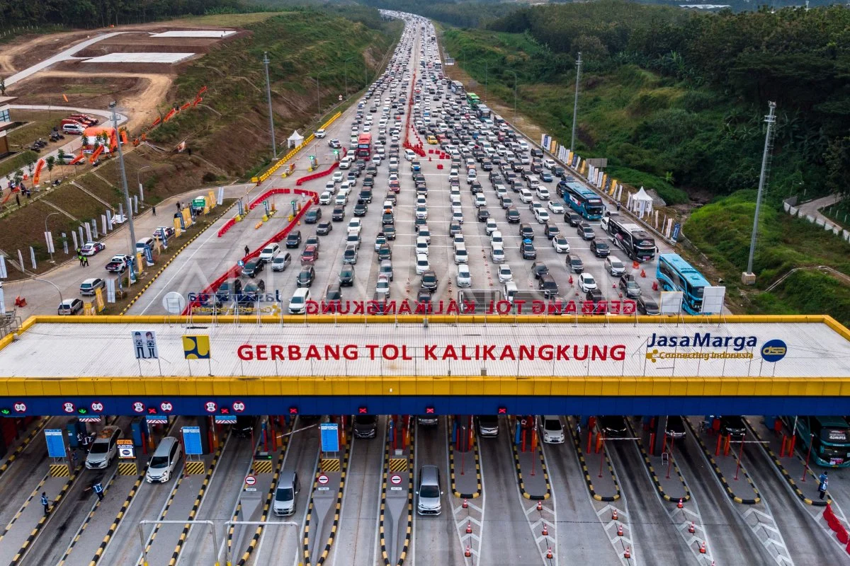 Kendaraan Pemudik Masih Membanjiri Tol Kalikangkung, Volume Mencapai Rekor 3.000 Kendaraan per Jam!