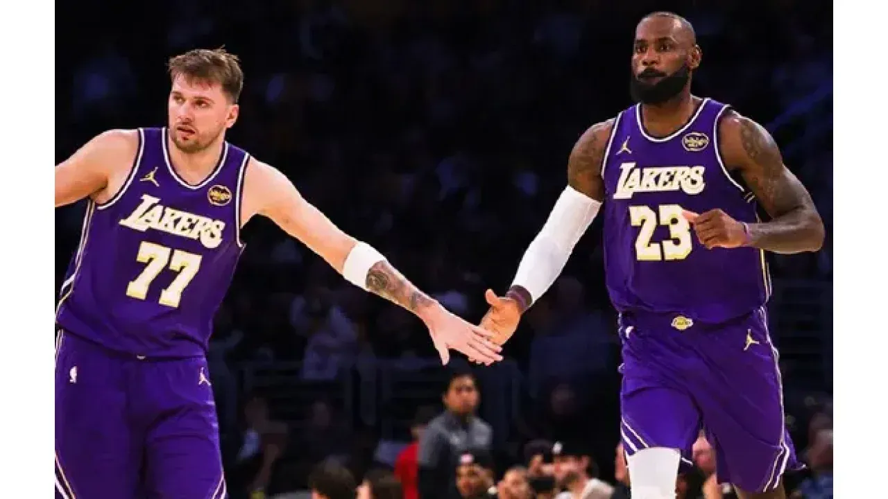 Lakers Menaklukkan Rockets: Dominasi LeBron dan Luka Dorong Tim ke Posisi Tiga Besar Barat