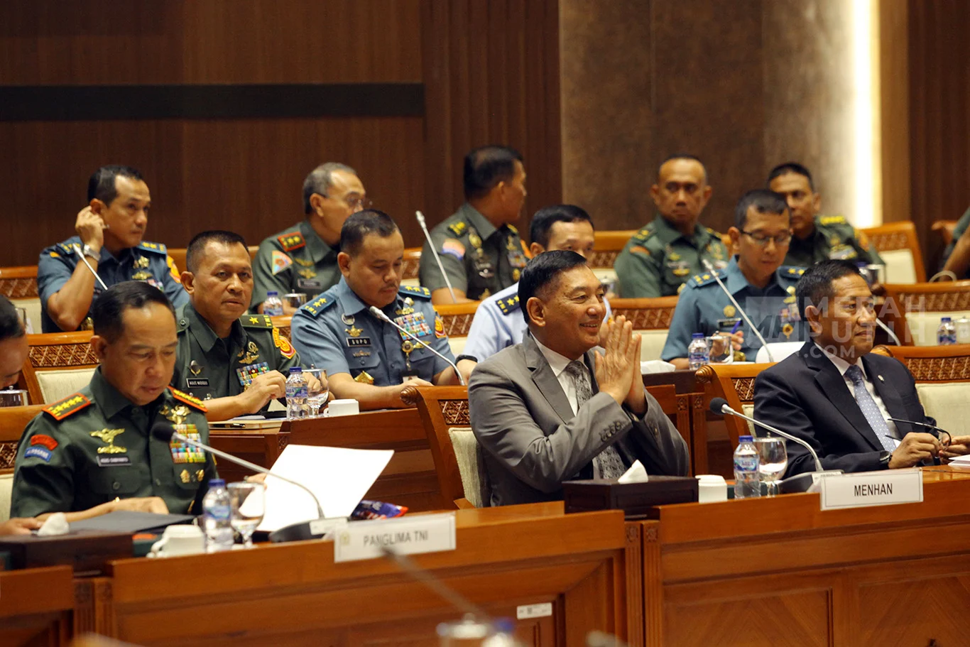 Letjen Bambang Trisnohadi Pimpin Kaster TNI: Kebijakan Internal, Reaksi DPR, dan Imbas Geopolitik