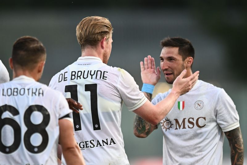 LIVE Alle 18.30 Cagliari-Napoli, le ufficiali: Conte con De Bruyne dal 1′. Folorunsho-Esposito per Pisacane