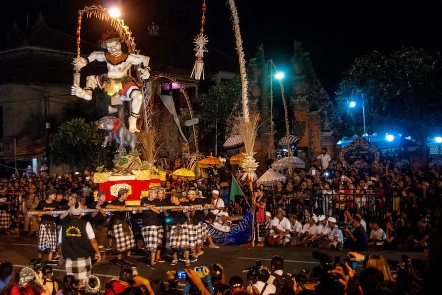 Malam Takbiran 2026: Baraccung Menggema, Ogoh‑Ogoh Jadi Mesin Cuan, dan Kejadian Misterius yang Mengguncang Lintas Daerah