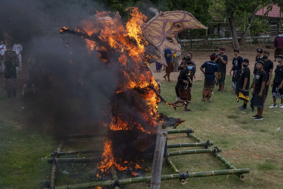 Mengapa Ogoh-Ogoh Dibakar Saat Nyepi? Simak Makna, Ritual, dan Aturannya