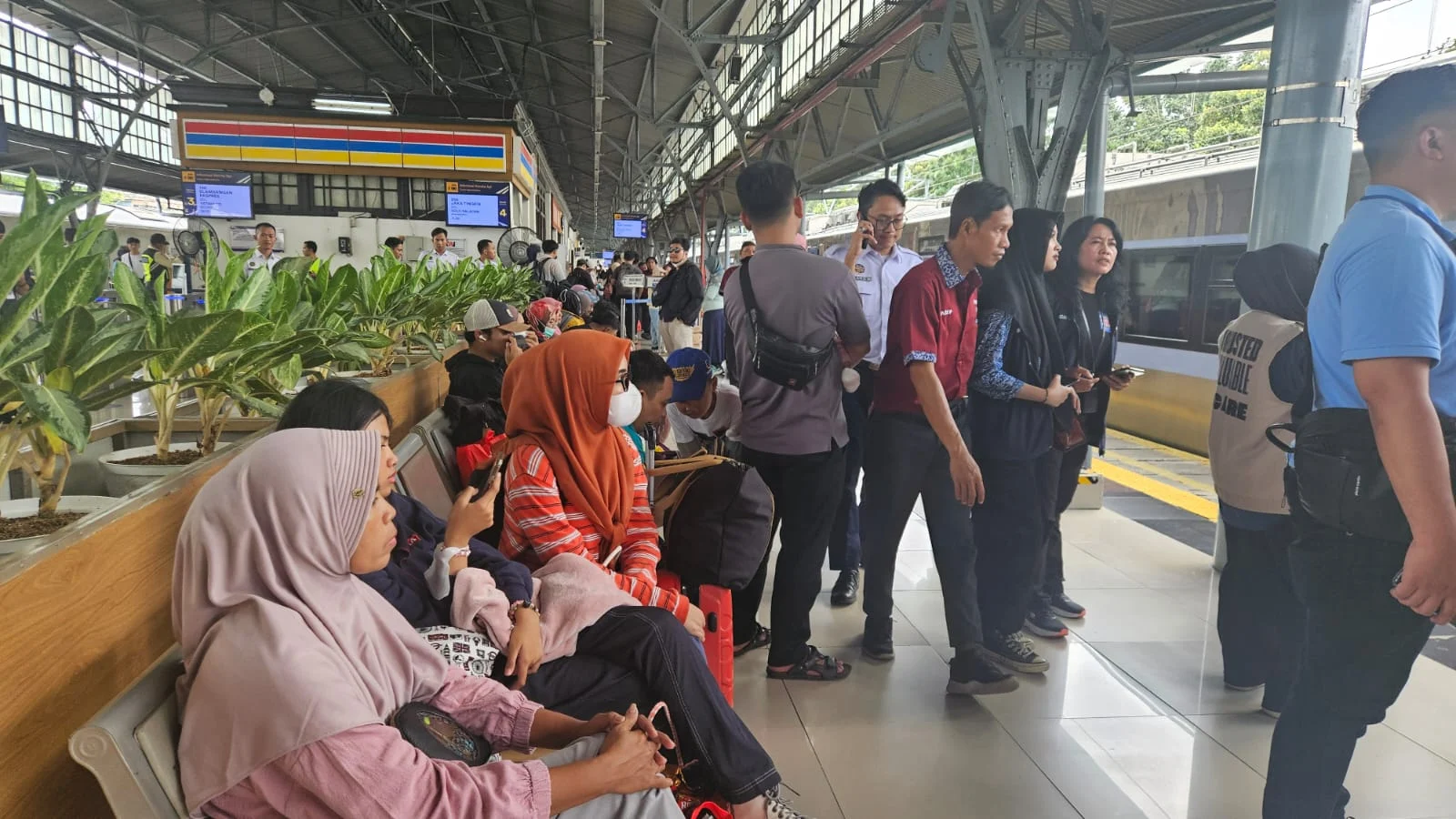 Padatnya Pemudik di Stasiun Pasar Senen: 24 Ribu Penumpang Siap Berangkat Menjelang Lebaran 2026