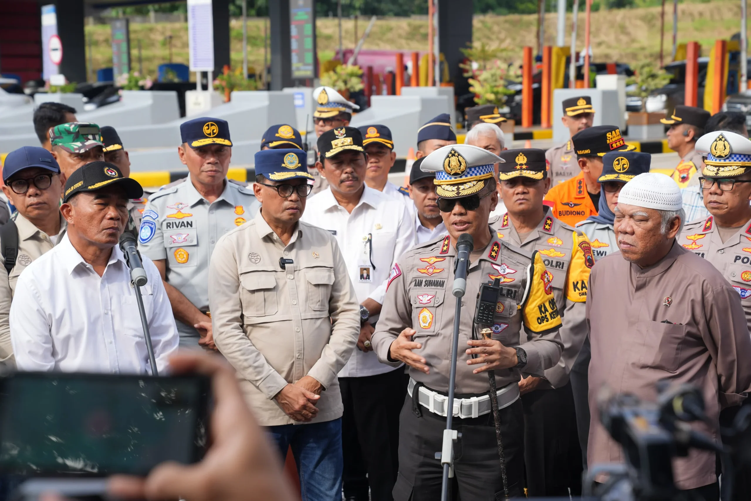Polisi Ipda Kurniawan Menembus One Way Tol Cipali, Selamatkan Bayi Prematur Saat Mudik Lebaran