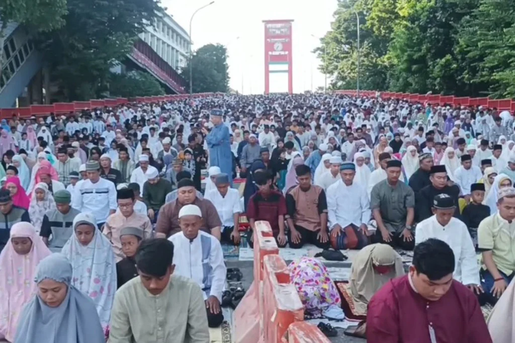 Ratusan Warga Palembang Rayakan Idulfitri Lebih Awal dengan Metode Rukyatul Hilal Global: Suasana Meriah dan Harapan Baru