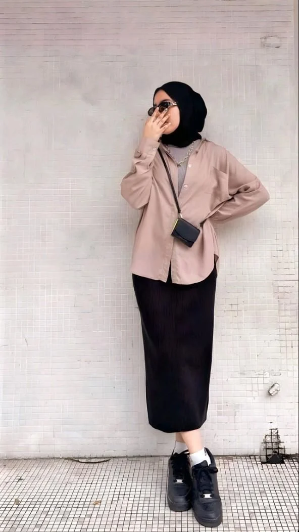 Rok Span Hitam: Padupadankan Warna Baju yang Tepat, Tiru 10 OOTD Stylish!