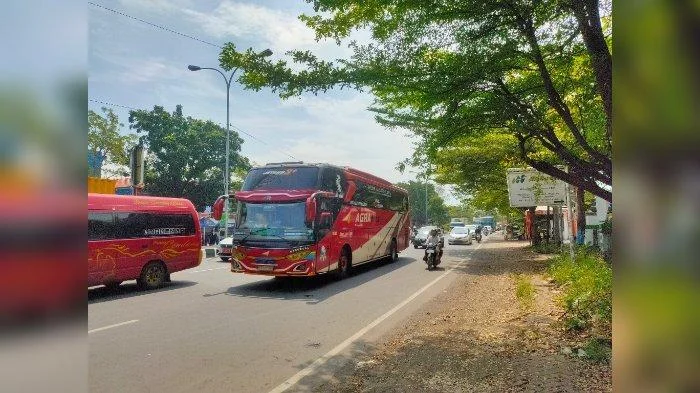 Sopir Ngantuk Picu Elf Tabrak Bus di Jalur Pantura Brebes, Pemudik Terjepit di Tengah Arus Lalu Lintas