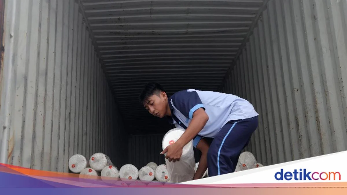 Surat Terancam Krisis Ganda: Pasar Tekstil Tutup Dua Hari, Migran Pulang Karena LPG, dan Operasi Polisi Mengungkap Ancaman Keamanan