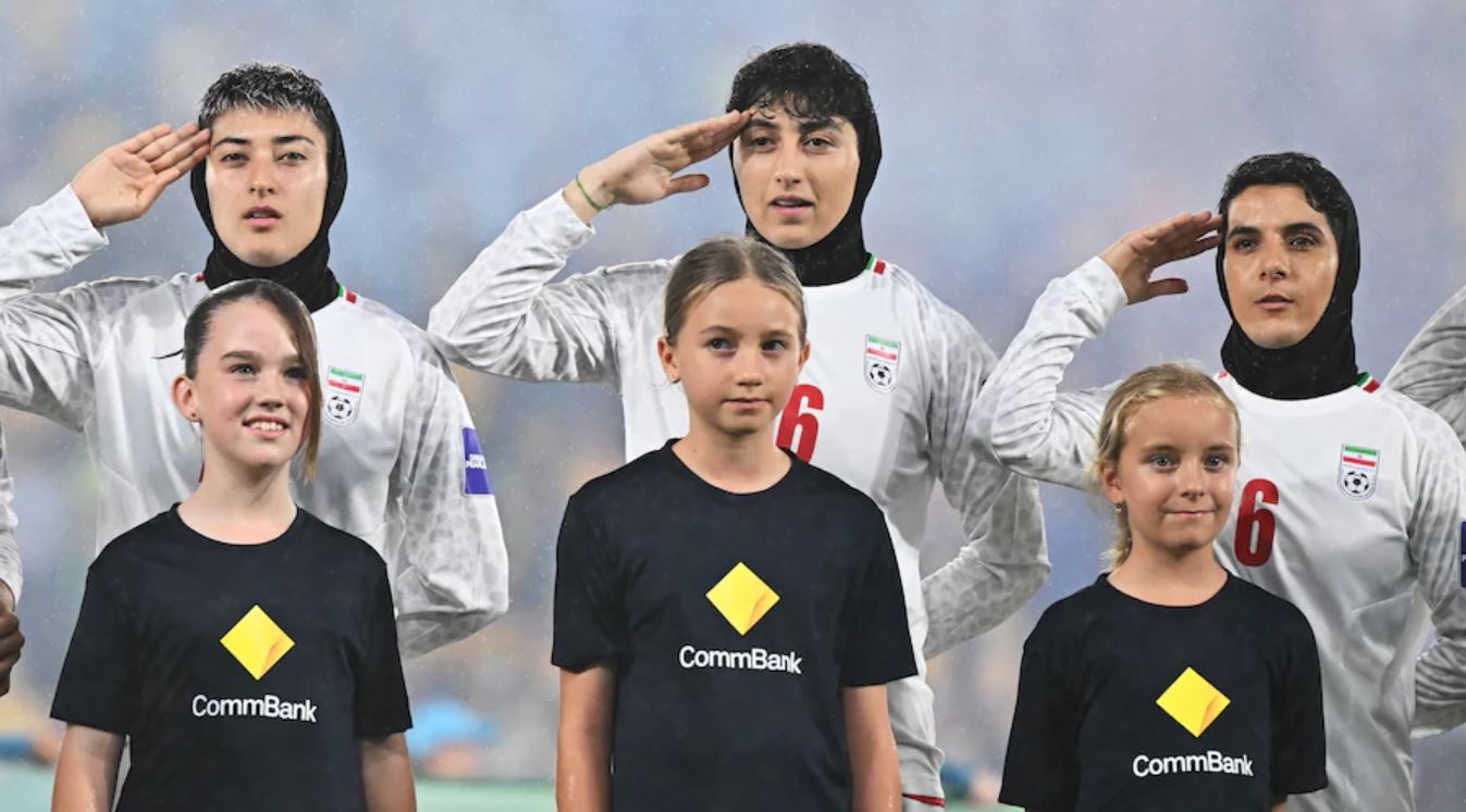 Timnas Putri Iran Beri Hormat Militer Saat Lagu Kebangsaan di Tengah  Ketegangan Timur Tengah, Soroti Tekanan