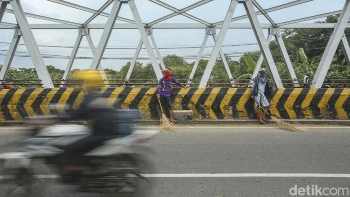 Tragedi Penyapu Koin Tertabrak Mobil di Jembatan Sewo Pantura, Bupati Lucky Hakim Tegaskan Larangan Lempar Uang