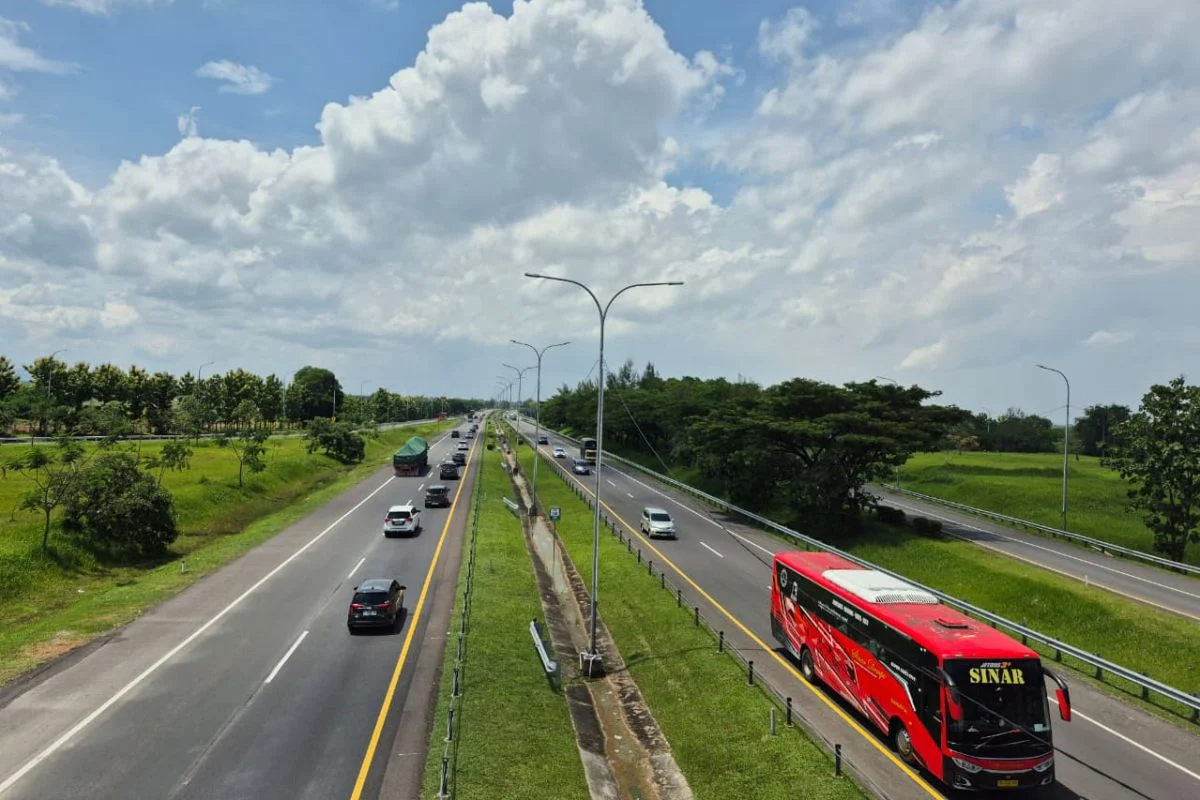 Volume Kendaraan Tol Cipali Meroket 80%: 108 Ribu Pemudik Melintas, Lalu Lintas Tetap Lancar