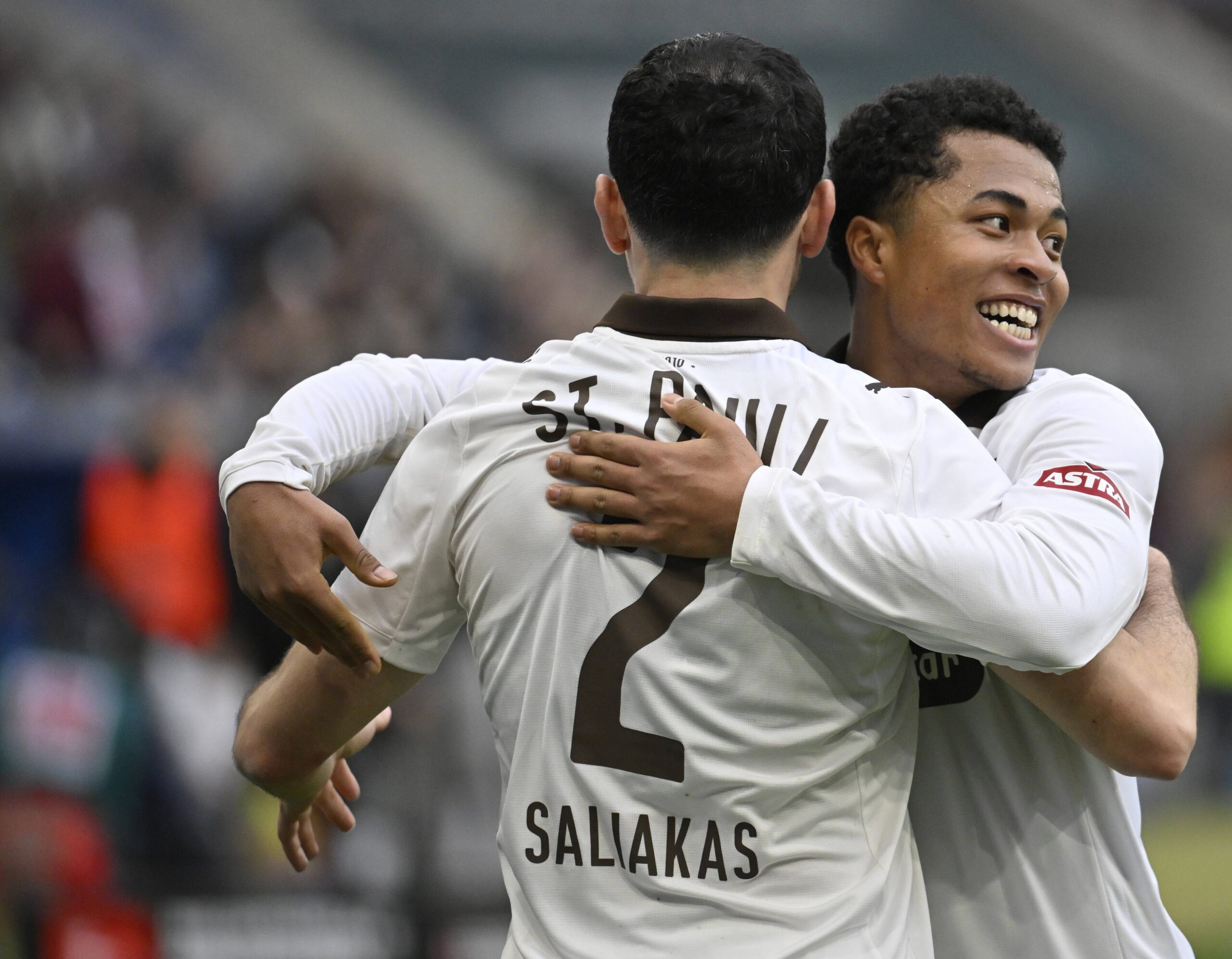 Weil die Konkurrenz patzt! St. Pauli kann aus dem Keller klettern