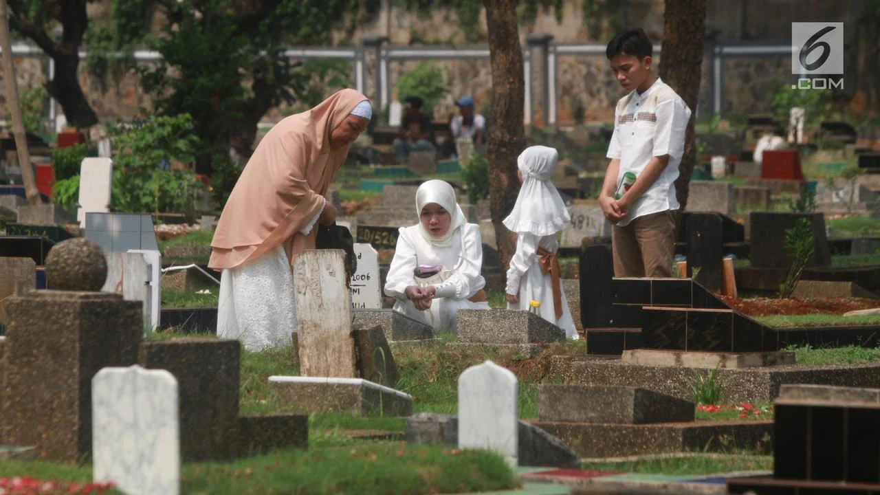 Ziarah Kubur Menjelang Lebaran: Kewajiban atau Tradisi? Ustadz Ungkap Fakta dan Praktiknya