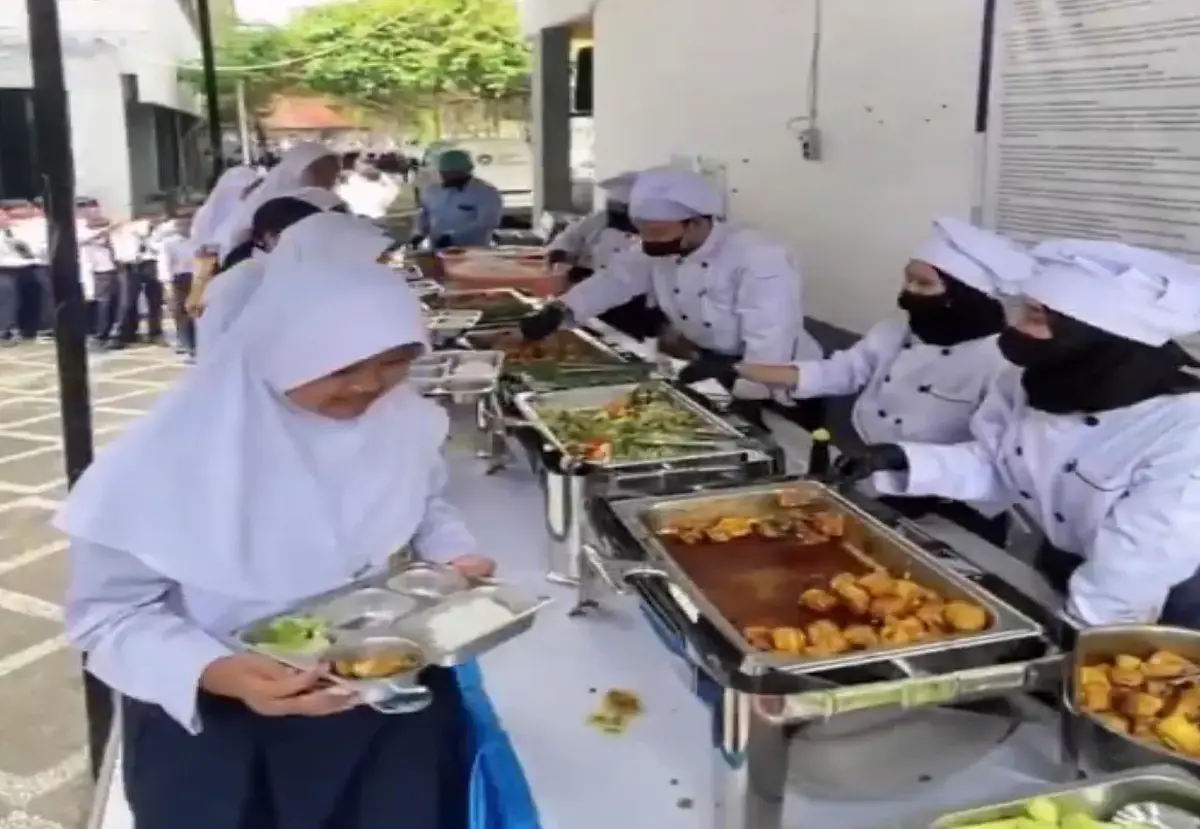 Inovasi Prasmanan di SPPG: Siswa Kini Bisa Pilih Sendiri Makanan Bergizi, Tinggalkan Ompreng Tradisional